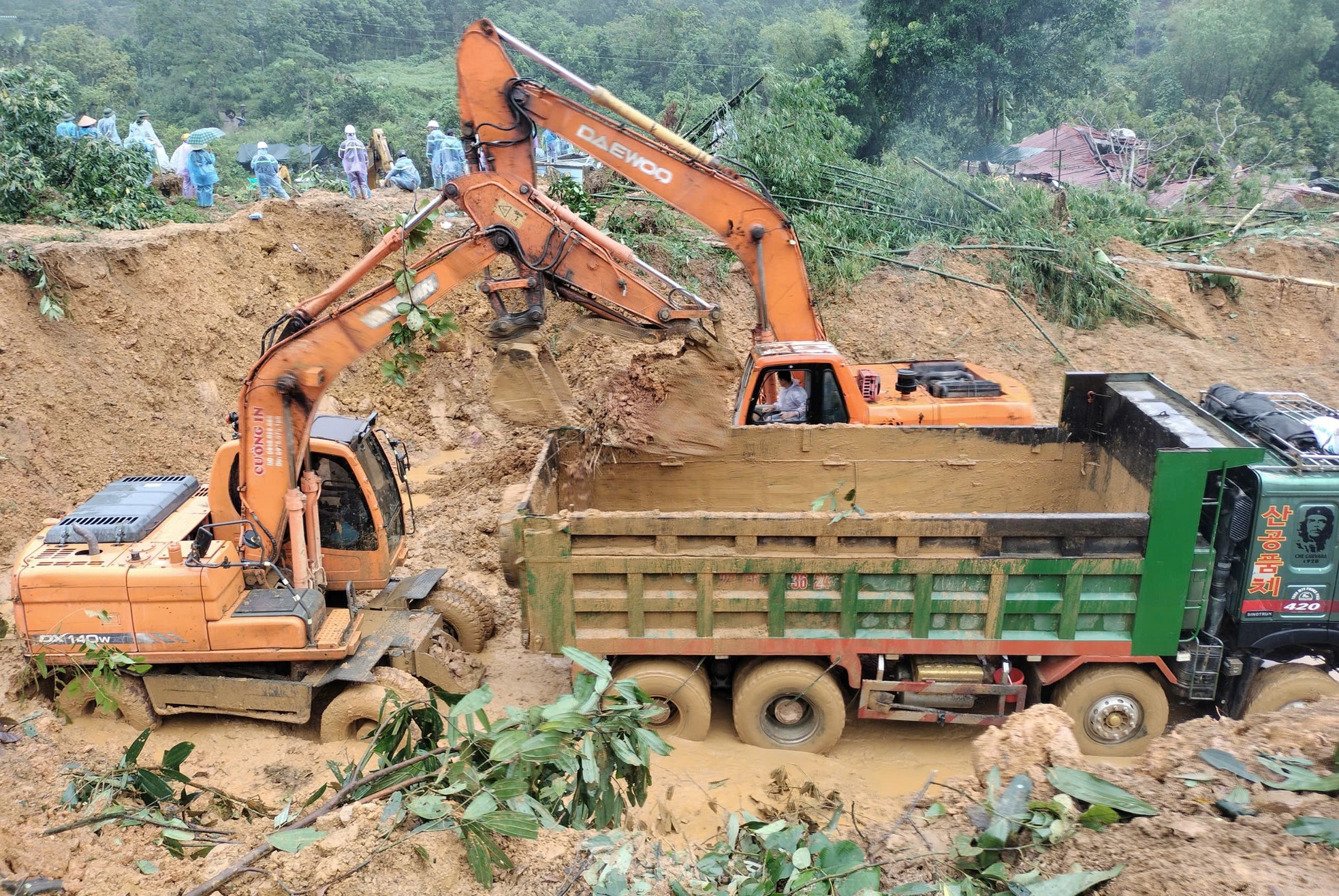 Bộ đội và công an Hà Giang dầm mưa tìm kiếm nạn nhân vụ sạt lở đất - Ảnh 8.