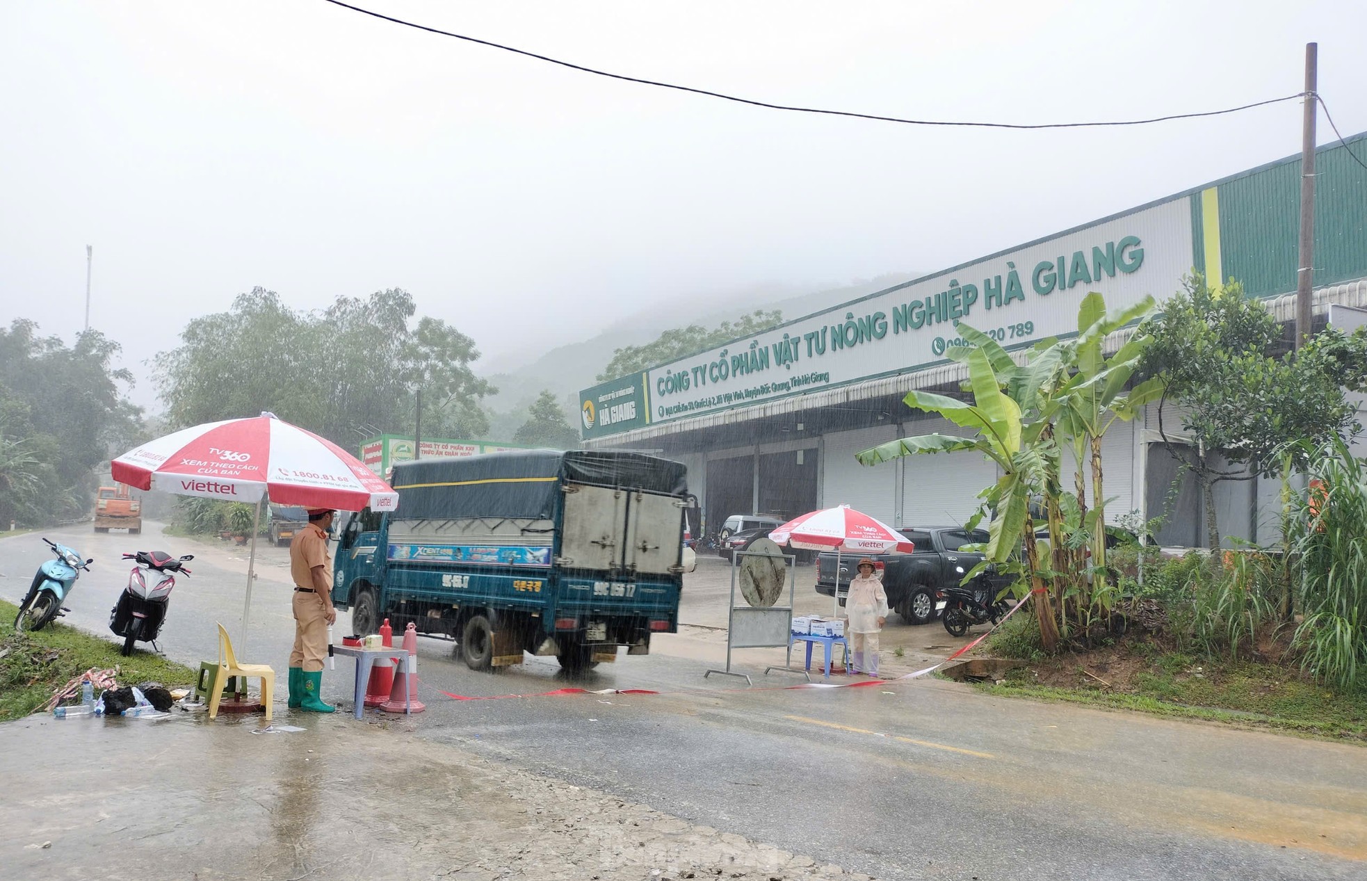 Bộ đội và công an Hà Giang dầm mưa tìm kiếm nạn nhân vụ sạt lở đất - Ảnh 3.