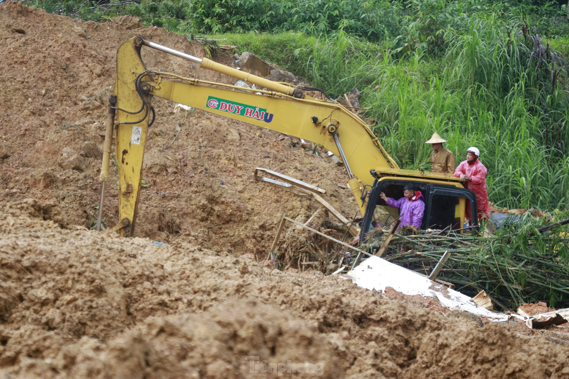 Bộ đội và công an Hà Giang dầm mưa tìm kiếm nạn nhân vụ sạt lở đất - Ảnh 7.