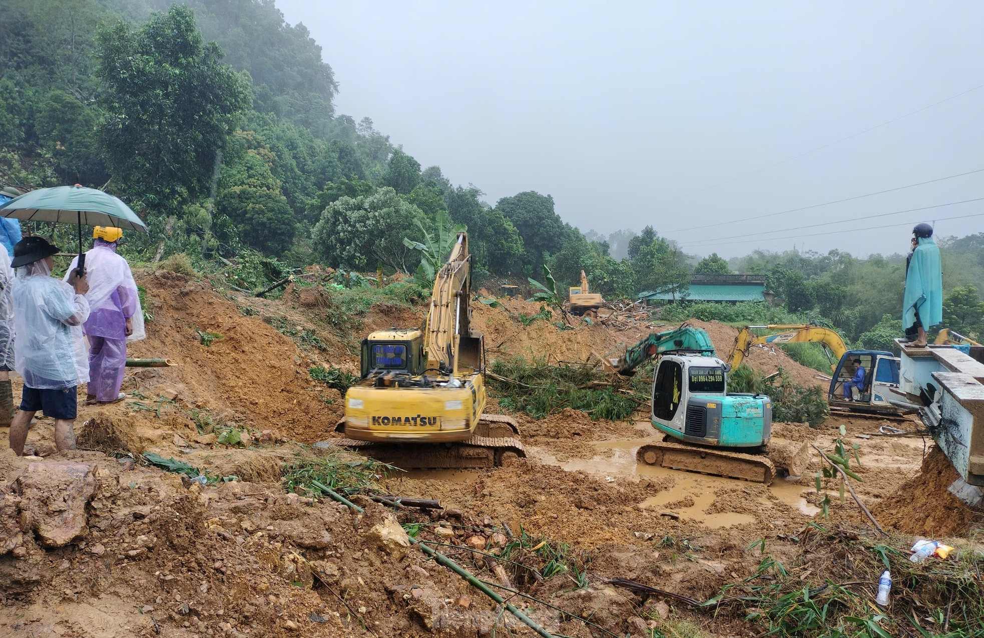 Bộ đội và công an Hà Giang dầm mưa tìm kiếm nạn nhân vụ sạt lở đất - Ảnh 9.