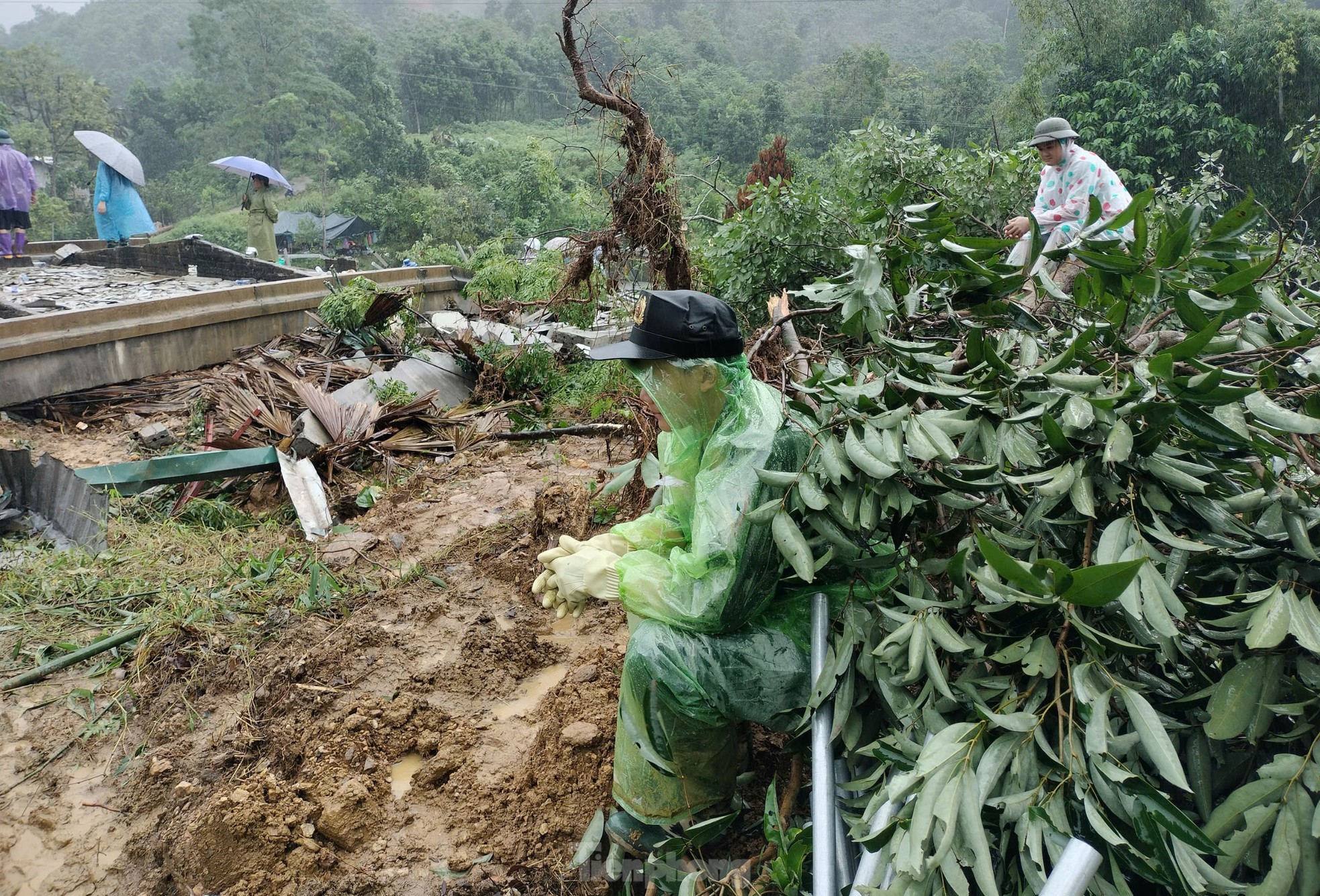 Bộ đội và công an Hà Giang dầm mưa tìm kiếm nạn nhân vụ sạt lở đất - Ảnh 18.