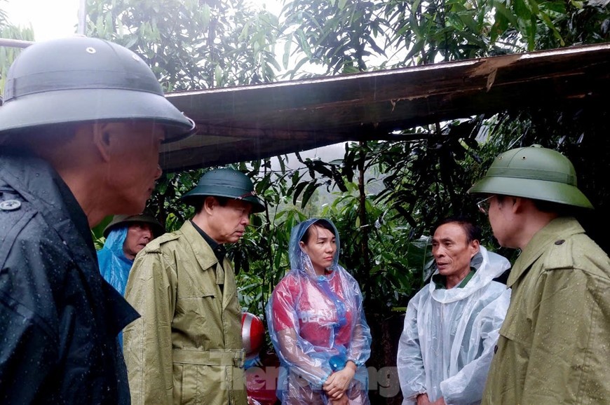 Bộ đội và công an Hà Giang dầm mưa tìm kiếm nạn nhân vụ sạt lở đất - Ảnh 5.