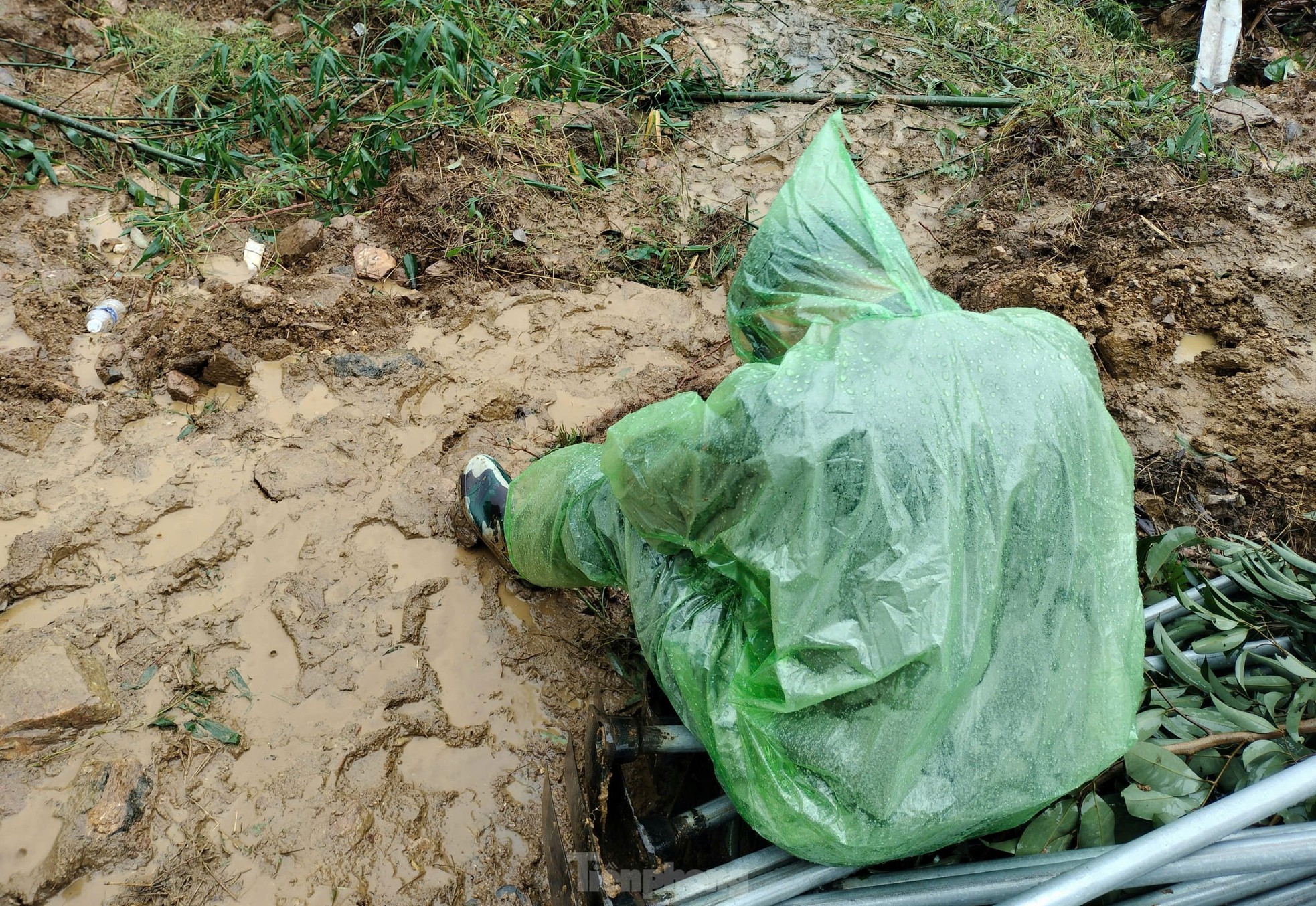 Bộ đội và công an Hà Giang dầm mưa tìm kiếm nạn nhân vụ sạt lở đất - Ảnh 17.