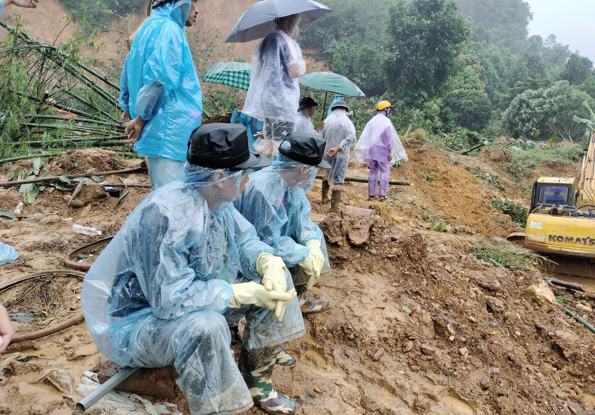 Bộ đội và công an Hà Giang dầm mưa tìm kiếm nạn nhân vụ sạt lở đất - Ảnh 19.