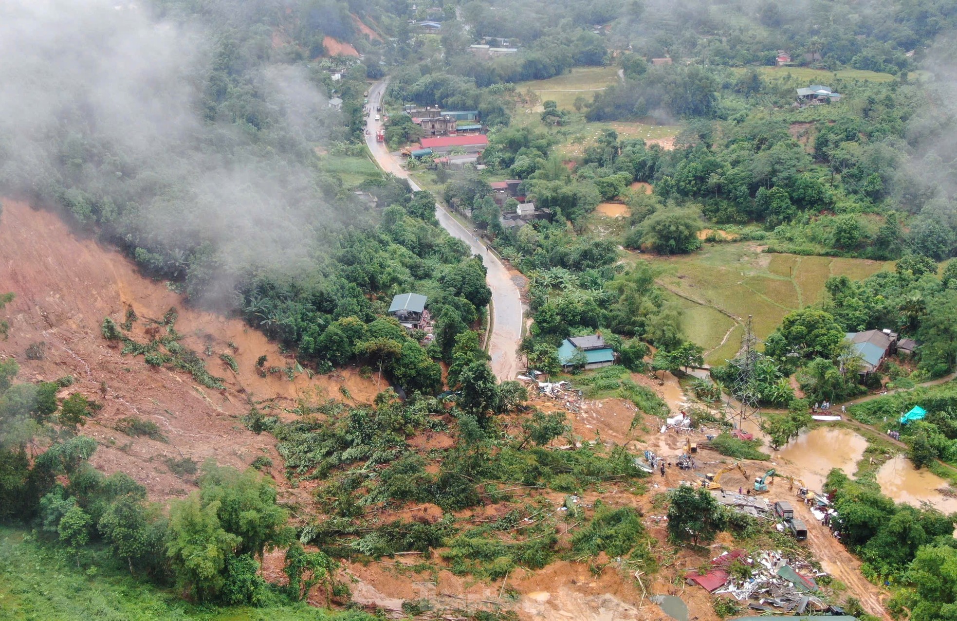 Bộ đội và công an Hà Giang dầm mưa tìm kiếm nạn nhân vụ sạt lở đất - Ảnh 2.