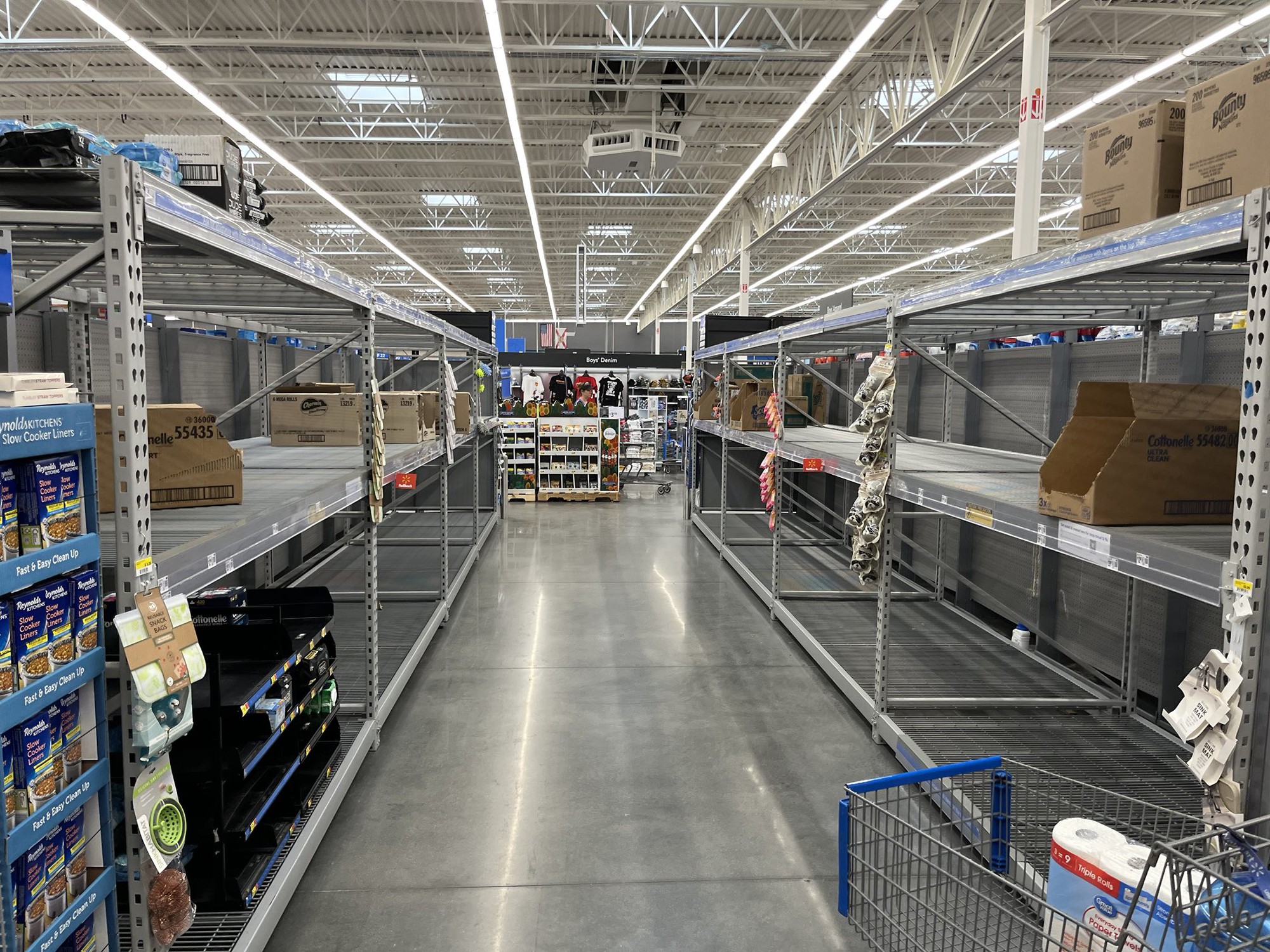 Hàng loạt siêu thị trống trơn trước siêu bão Milton: Một mặt hàng trở nên khan hiếm- Ảnh 7. Hàng loạt siêu thị trống trơn trước siêu bão Milton: Một mặt hàng trở nên khan hiếm- Ảnh 7.