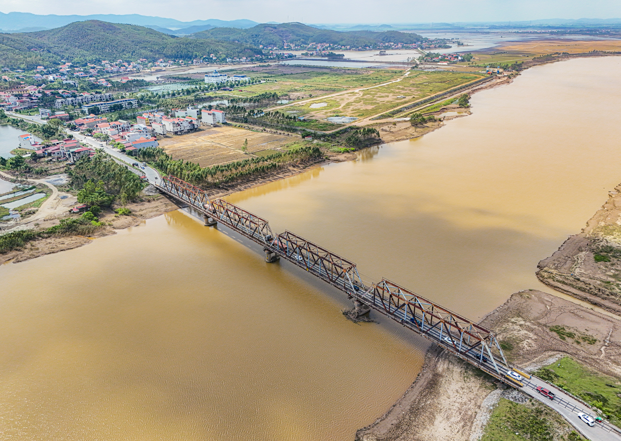 Cầu duy nhất c&oacute; &ocirc; t&ocirc; v&agrave; t&agrave;u hoả đi chung ở Việt Nam sắp được đầu tư 800 tỷ để giảm tải - Ảnh 2.