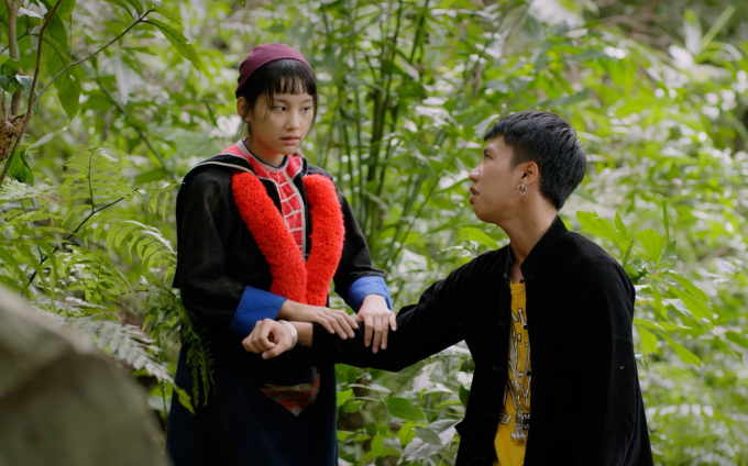 Phim Việt Đi Giữa Trời Rực Rỡ gây bão dư luận với tình tiết khó hiểu - Ảnh 1.