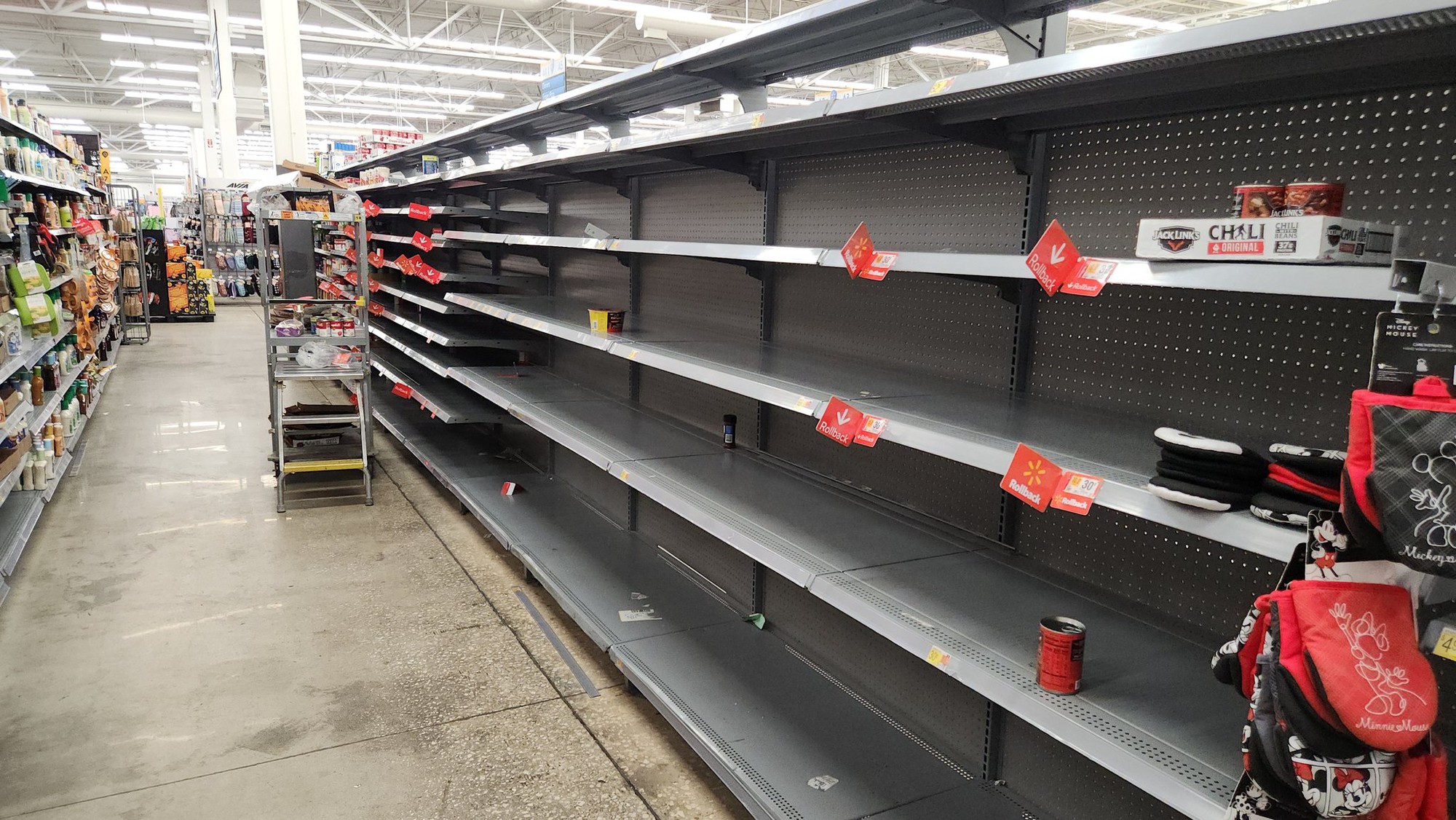 Hàng loạt siêu thị trống trơn trước siêu bão Milton: Một mặt hàng trở nên khan hiếm- Ảnh 9. Hàng loạt siêu thị trống trơn trước siêu bão Milton: Một mặt hàng trở nên khan hiếm- Ảnh 9.