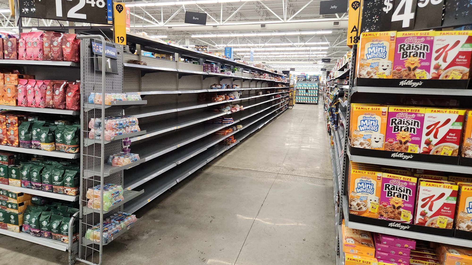 Hàng loạt siêu thị trống trơn trước siêu bão Milton: Một mặt hàng trở nên khan hiếm- Ảnh 10. Hàng loạt siêu thị trống trơn trước siêu bão Milton: Một mặt hàng trở nên khan hiếm- Ảnh 10.