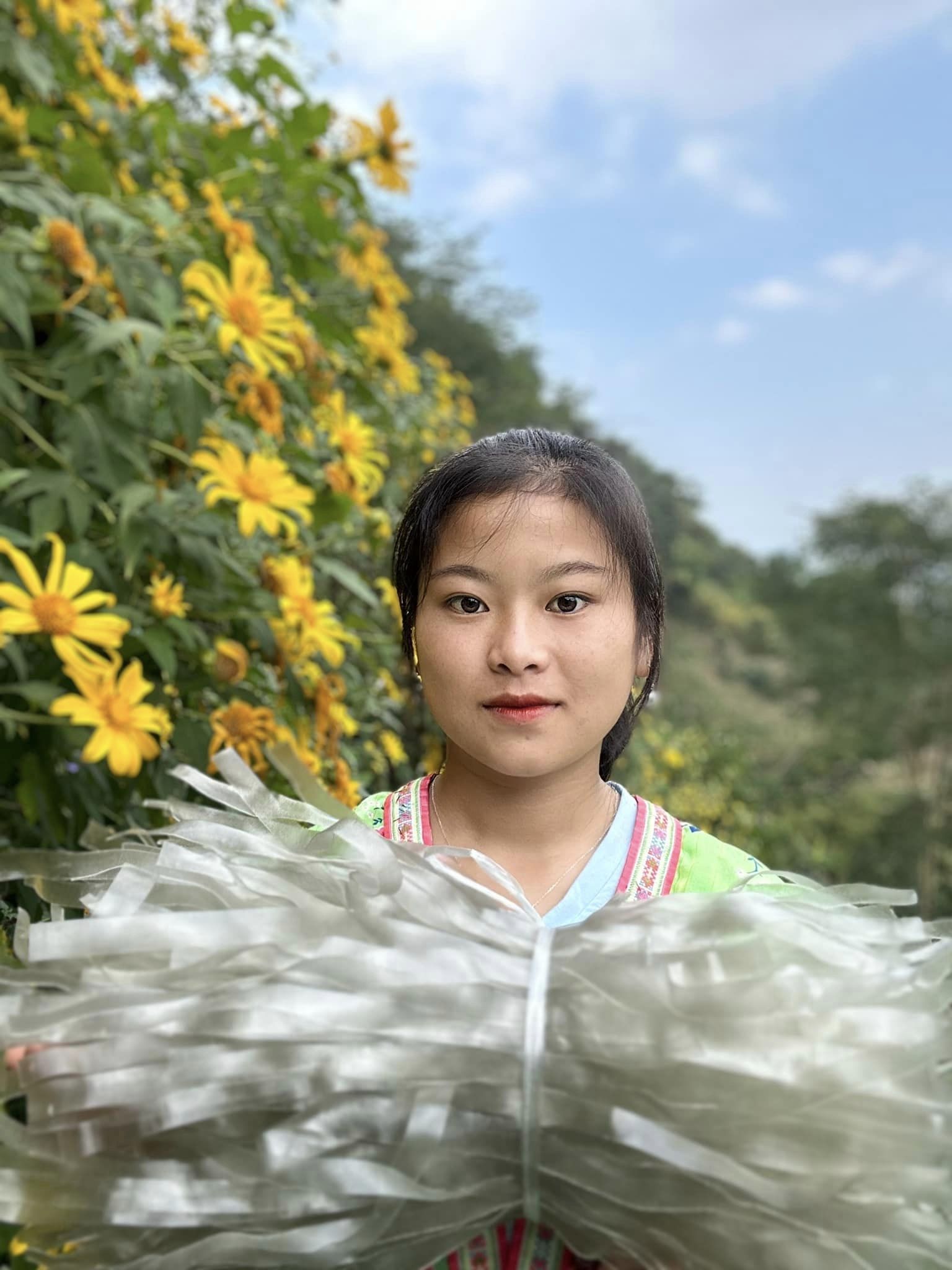 "Phú bà" miến dong Sùng Bầu vào bếp làm 1 món ăn, netizen sửng sốt 30 năm cuộc đời mới thấy thứ này- Ảnh 2. "Phú bà" miến dong Sùng Bầu vào bếp làm 1 món ăn, netizen sửng sốt 30 năm cuộc đời mới thấy thứ này- Ảnh 2.