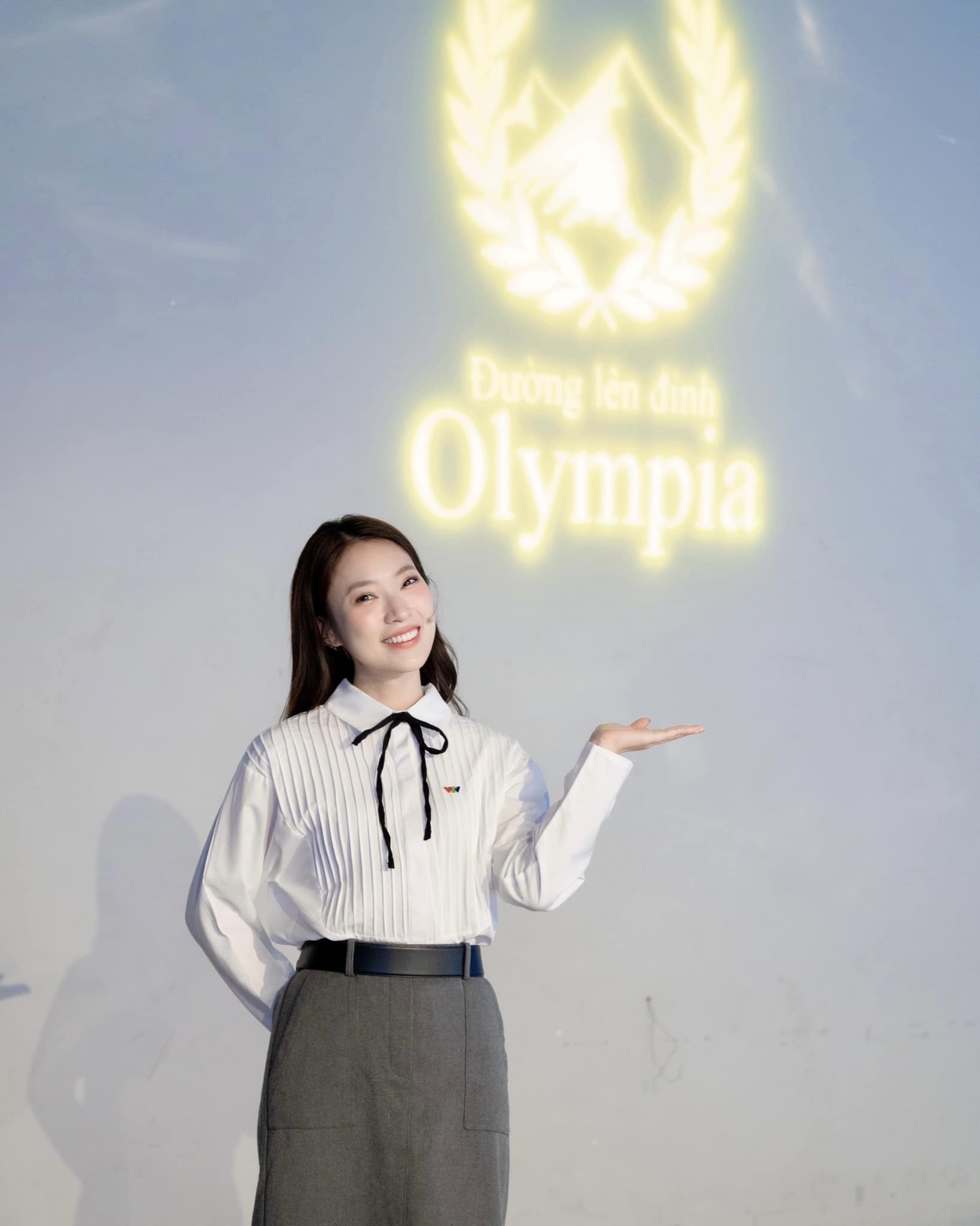 Nữ MC trẻ nhất dẫn Đường Lên Đỉnh Olympia: Học vấn, thành tích "khủng", 18 tuổi dẫn thời sự, 19 tuổi mua xe, tặng đất cho bố mẹ- Ảnh 1.