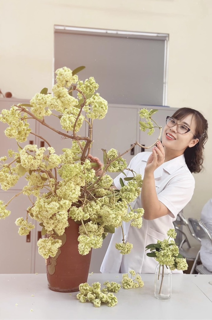 Thử cắm hoa sữa ở văn ph&ograve;ng, c&ocirc; g&aacute;i H&agrave; Nội khiến đồng nghiệp 'sang chấn t&acirc;m l&yacute;' - Ảnh 5.