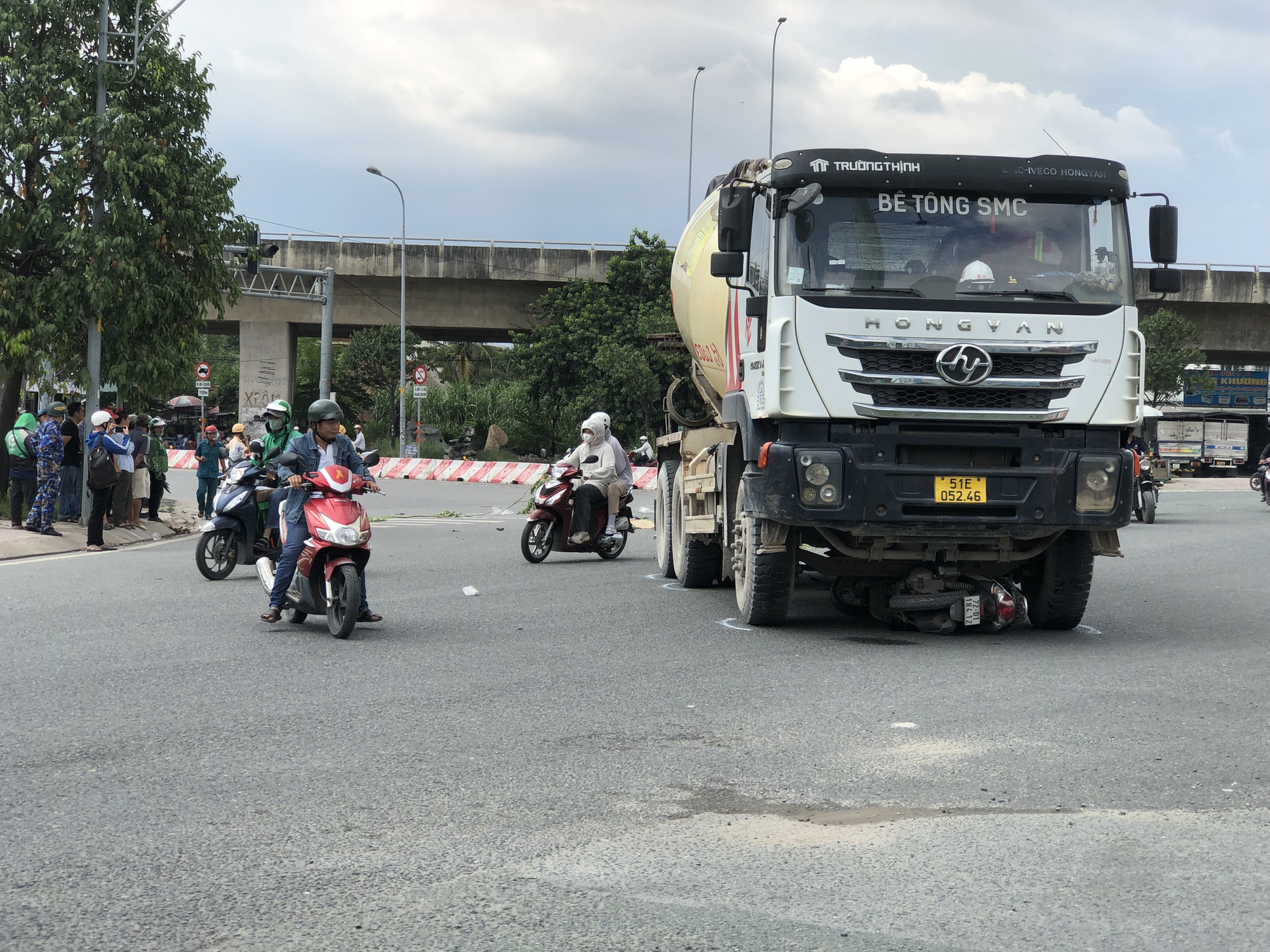 Tai nạn vòng xoay Phú Hữu: 2 Cô gái tử vong thương tâm - Ảnh 2.