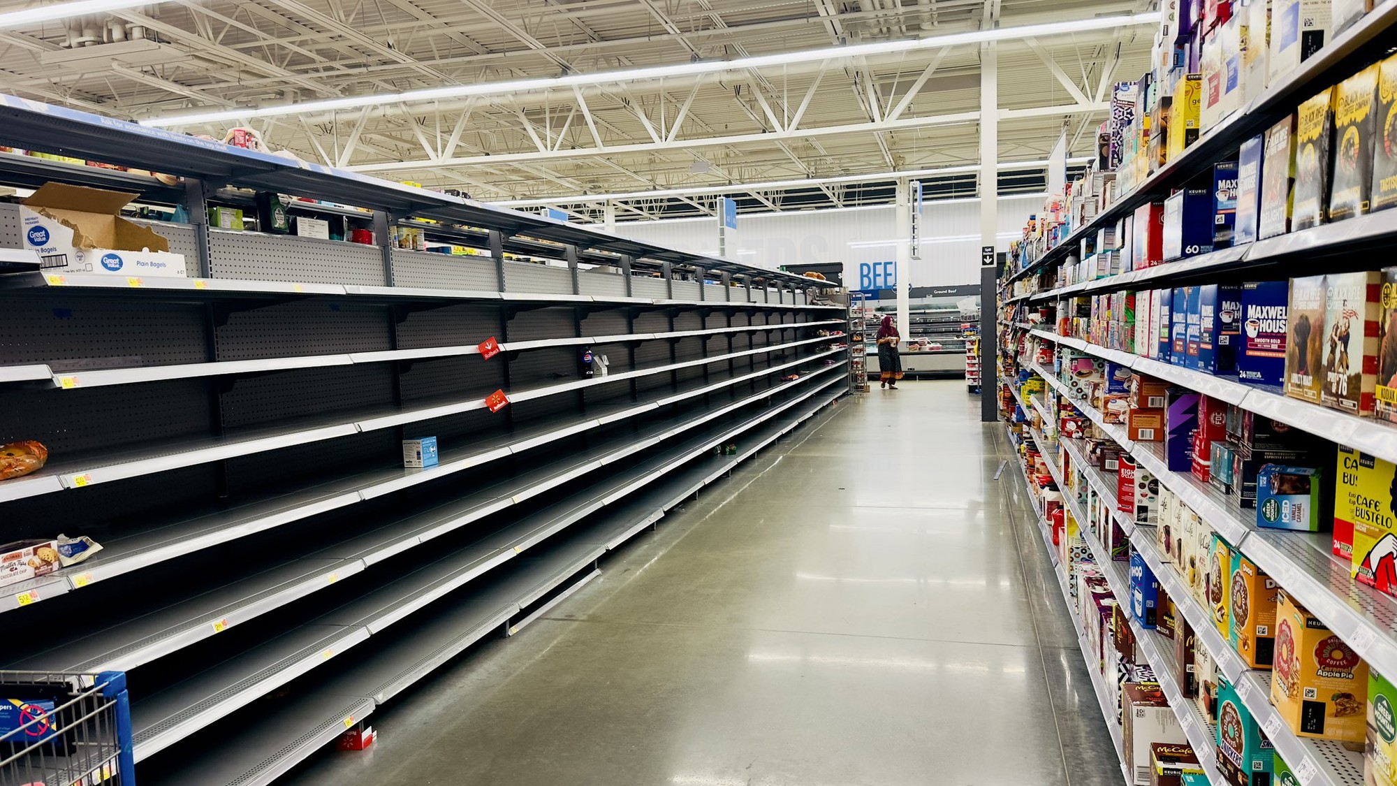 Hàng loạt siêu thị trống trơn trước siêu bão Milton: Một mặt hàng trở nên khan hiếm- Ảnh 8. Hàng loạt siêu thị trống trơn trước siêu bão Milton: Một mặt hàng trở nên khan hiếm- Ảnh 8.