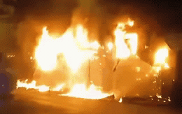 Hà Nội: Cháy căn hộ tầng cao chung cư, nhiều đồ đạc bị thiêu rụi - Ảnh 3.