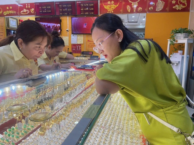 Khổ v&igrave;&hellip; v&agrave;ng - Ảnh 1.