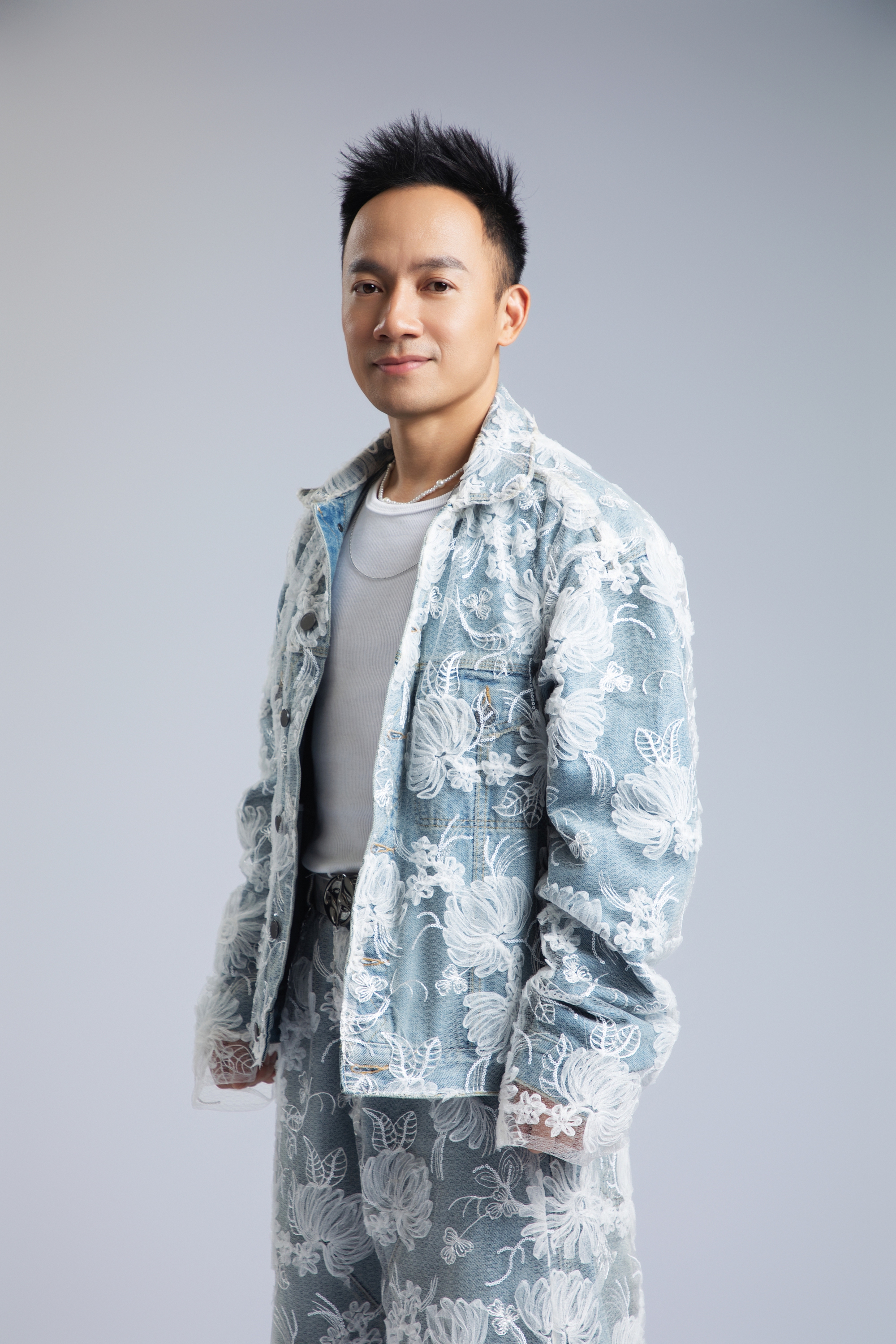 Bảo Anh, Đinh Tiến Đạt và dàn sao đổ bộ đại học Đại Nam, hát cho sinh viên nghe- Ảnh 3.