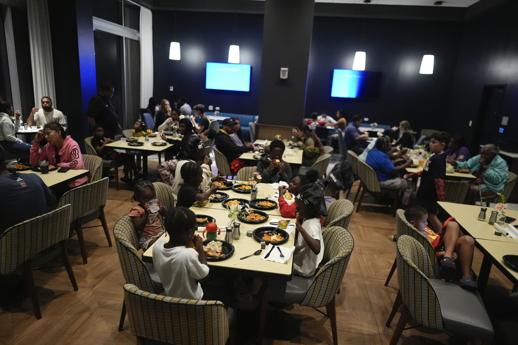 Người Việt tại Mỹ căng m&igrave;nh chống chọi si&ecirc;u b&atilde;o Milton - Ảnh 2.