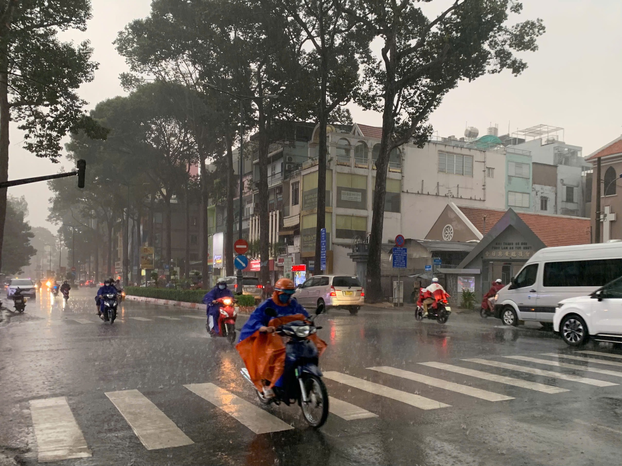 Ngập nặng TP HCM sau mưa lớn: Xe chết máy hàng loạt , giao thông hỗn loạn - Ảnh 1.