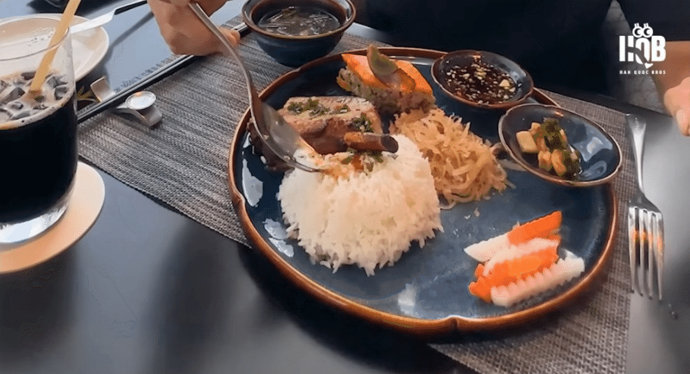 Trai Hàn nói tiếng Việt "như gió" review cơm tấm 500K, phở 1 triệu đồng ở TPHCM- Ảnh 9.