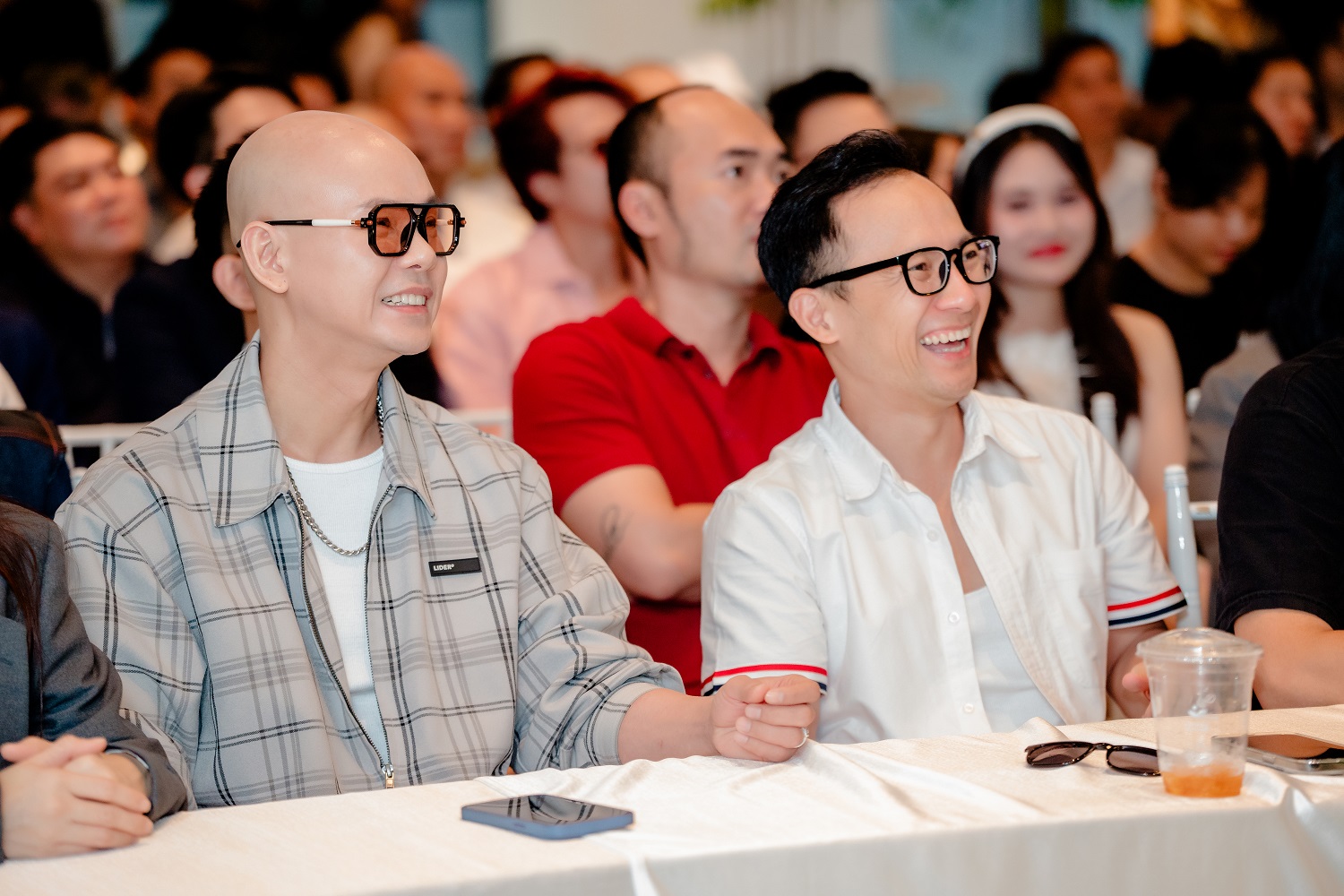 Bị hỏi về các cuộc tình, danh thủ Hồng Sơn: "Gia đình đang yên ổn, tự nhiên có quả lựu đạn văng vào" - Ảnh 2.