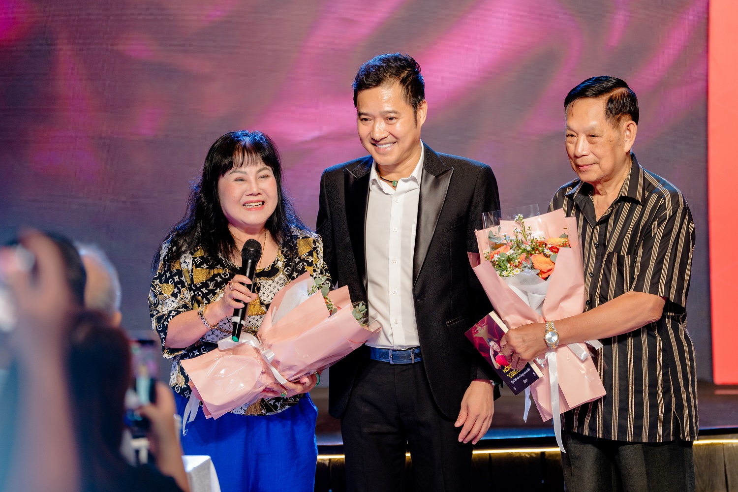 Bị hỏi về các cuộc tình, danh thủ Hồng Sơn: "Gia đình đang yên ổn, tự nhiên có quả lựu đạn văng vào" - Ảnh 3.