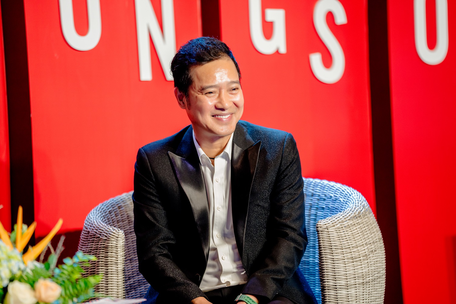 Bị hỏi về các cuộc tình, danh thủ Hồng Sơn: "Gia đình đang yên ổn, tự nhiên có quả lựu đạn văng vào" - Ảnh 1.