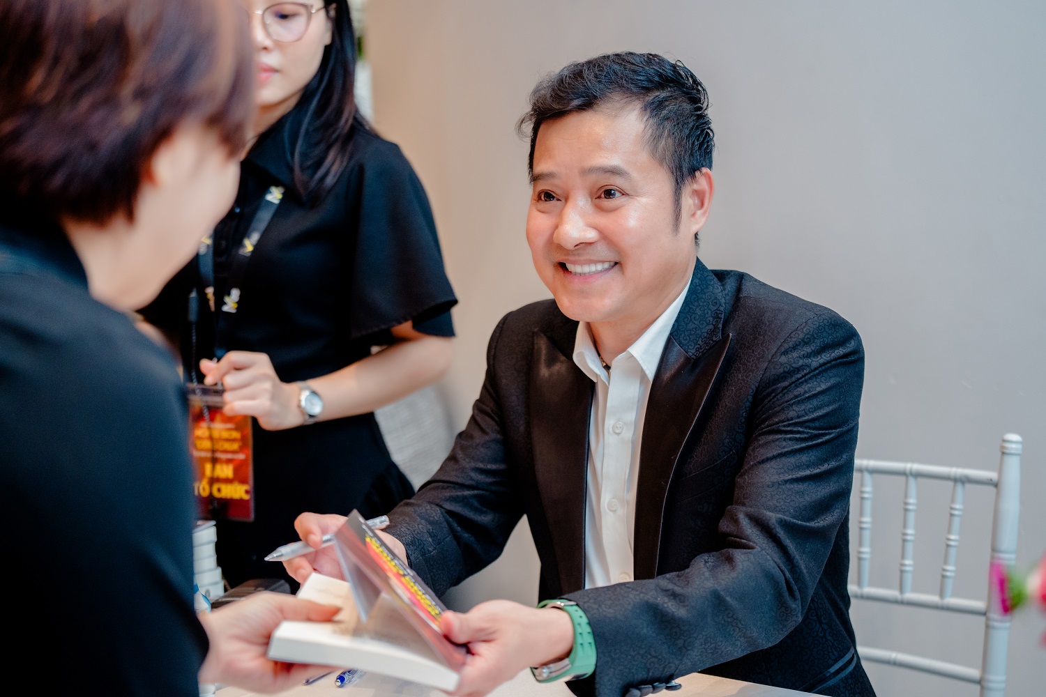 Bị hỏi về các cuộc tình, danh thủ Hồng Sơn: "Gia đình đang yên ổn, tự nhiên có quả lựu đạn văng vào" - Ảnh 5.