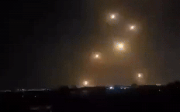 "Thùng thuốc nổ" Trung Đông chờ bùng cháy: Israel ráo riết chuẩn bị tấn công, Iran sẵn sàng đáp trả - Ảnh 2.