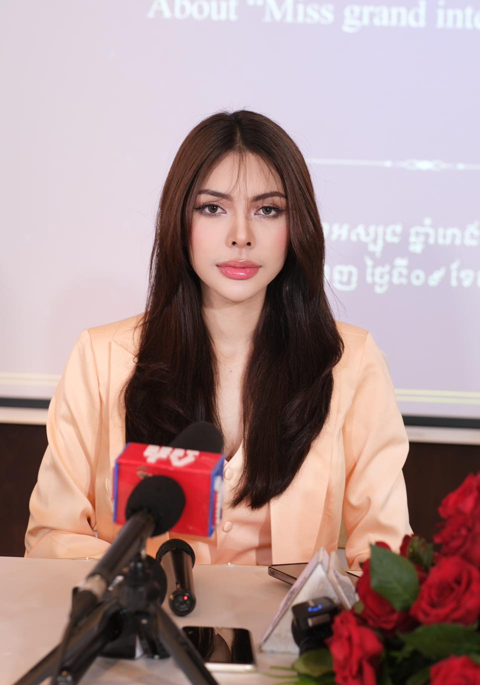 Drama không hồi kết: Miss Grand Campuchia "bóc phốt" Hoa hậu Thái Lan, mắng thẳng 1 câu cực gắt bóc vẻ giả tạo - Ảnh 2.