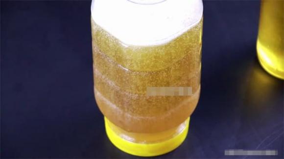 Muốn biết mật ong thật hay giả, hãy lật ngược lọ lại: Chi tiết nhỏ nhưng khiến nhiều người bất ngờ - Ảnh 2.