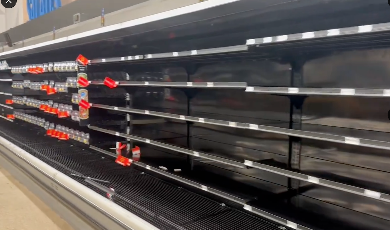 Hàng loạt siêu thị trống trơn trước siêu bão Milton: Một mặt hàng trở nên khan hiếm- Ảnh 1. Hàng loạt siêu thị trống trơn trước siêu bão Milton: Một mặt hàng trở nên khan hiếm- Ảnh 1.