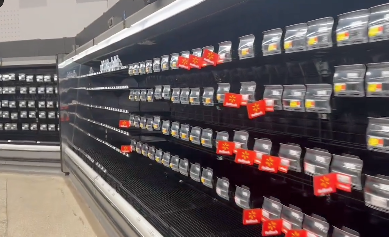 Hàng loạt siêu thị trống trơn trước siêu bão Milton: Một mặt hàng trở nên khan hiếm- Ảnh 2. Hàng loạt siêu thị trống trơn trước siêu bão Milton: Một mặt hàng trở nên khan hiếm- Ảnh 2.