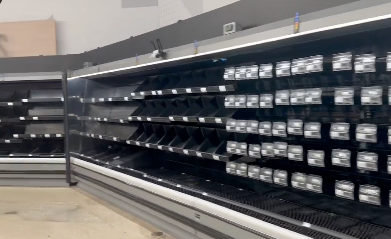 Hàng loạt siêu thị trống trơn trước siêu bão Milton: Một mặt hàng trở nên khan hiếm- Ảnh 3. Hàng loạt siêu thị trống trơn trước siêu bão Milton: Một mặt hàng trở nên khan hiếm- Ảnh 3.