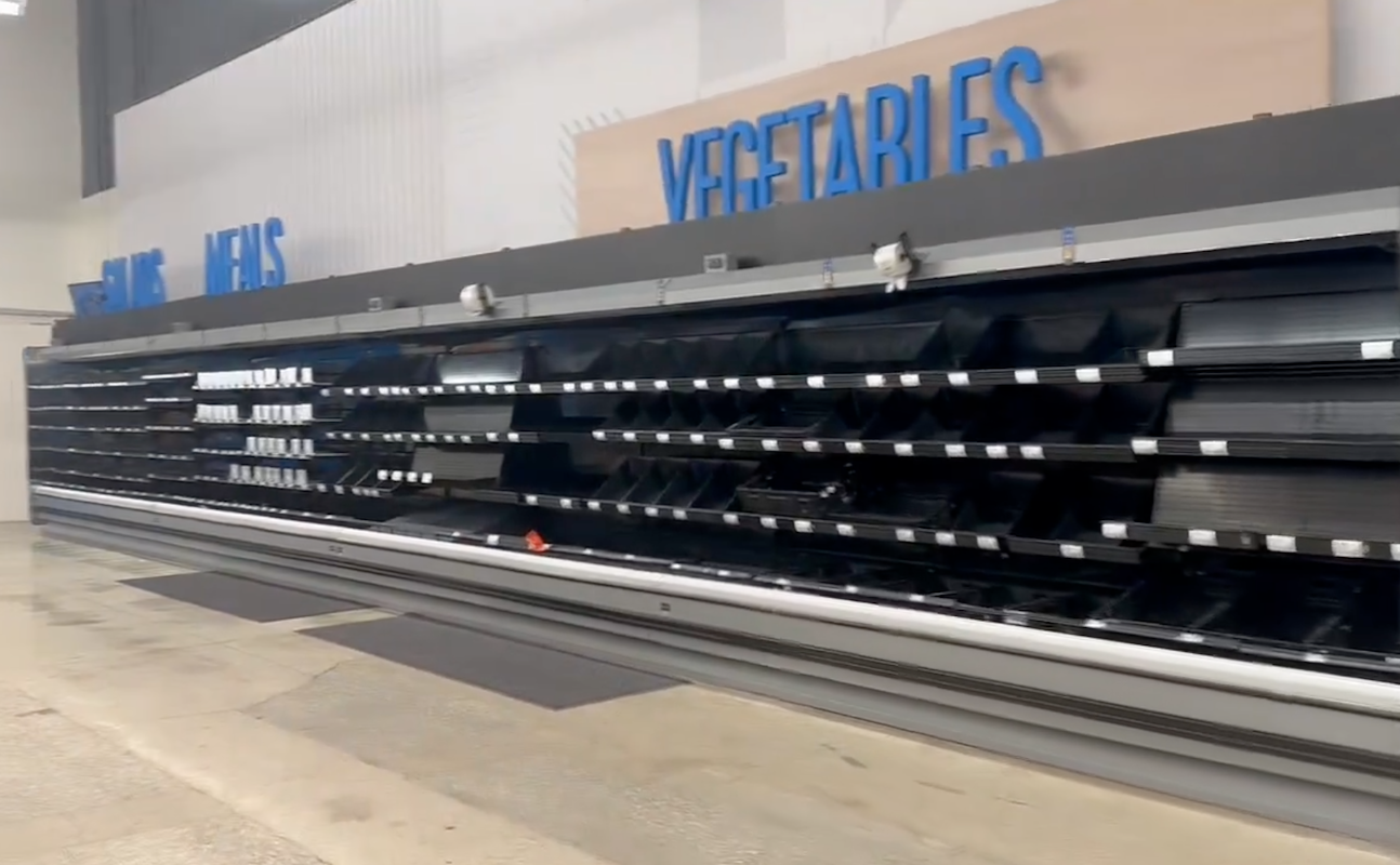 Hàng loạt siêu thị trống trơn trước siêu bão Milton: Một mặt hàng trở nên khan hiếm- Ảnh 4. Hàng loạt siêu thị trống trơn trước siêu bão Milton: Một mặt hàng trở nên khan hiếm- Ảnh 4.