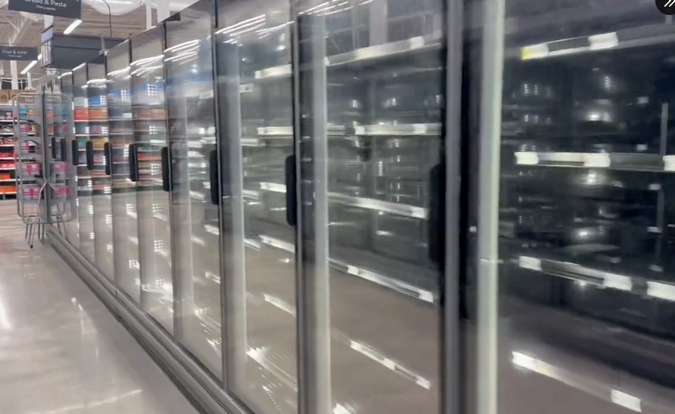 Hàng loạt siêu thị trống trơn trước siêu bão Milton: Một mặt hàng trở nên khan hiếm- Ảnh 6. Hàng loạt siêu thị trống trơn trước siêu bão Milton: Một mặt hàng trở nên khan hiếm- Ảnh 6.