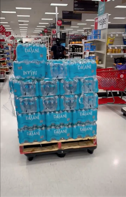 Hàng loạt siêu thị trống trơn trước siêu bão Milton: Một mặt hàng trở nên khan hiếm- Ảnh 13. Hàng loạt siêu thị trống trơn trước siêu bão Milton: Một mặt hàng trở nên khan hiếm- Ảnh 13.