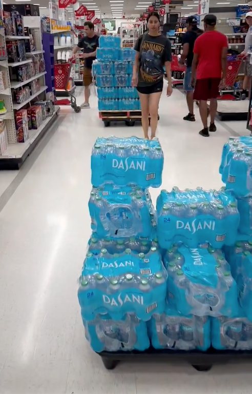 Hàng loạt siêu thị trống trơn trước siêu bão Milton: Một mặt hàng trở nên khan hiếm- Ảnh 14. Hàng loạt siêu thị trống trơn trước siêu bão Milton: Một mặt hàng trở nên khan hiếm- Ảnh 14.