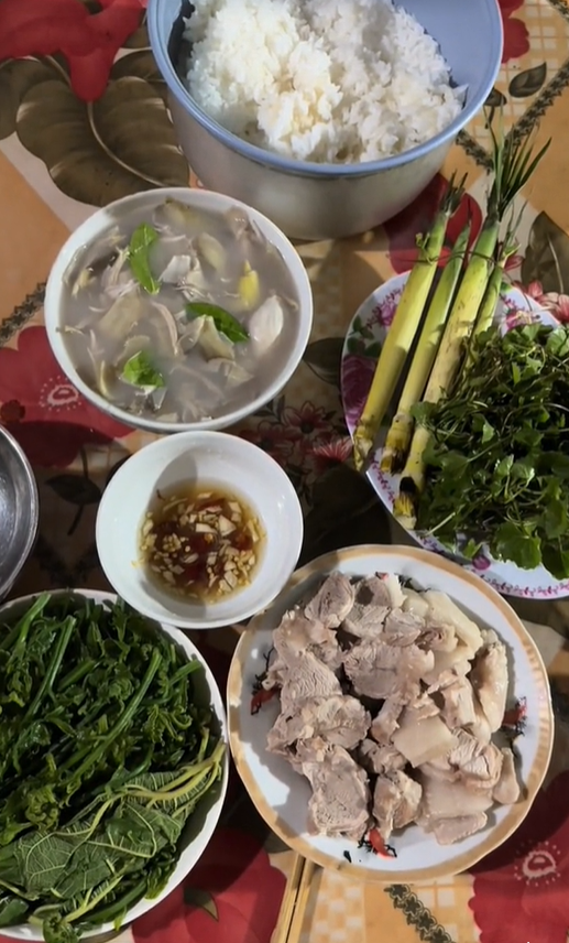 "Phú bà" miến dong Sùng Bầu vào bếp làm 1 món ăn, netizen sửng sốt 30 năm cuộc đời mới thấy thứ này- Ảnh 3. "Phú bà" miến dong Sùng Bầu vào bếp làm 1 món ăn, netizen sửng sốt 30 năm cuộc đời mới thấy thứ này- Ảnh 3.