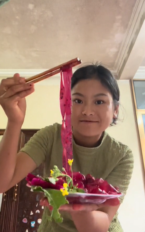 "Phú bà" miến dong Sùng Bầu vào bếp làm 1 món ăn, netizen sửng sốt 30 năm cuộc đời mới thấy thứ này- Ảnh 8. "Phú bà" miến dong Sùng Bầu vào bếp làm 1 món ăn, netizen sửng sốt 30 năm cuộc đời mới thấy thứ này- Ảnh 8.