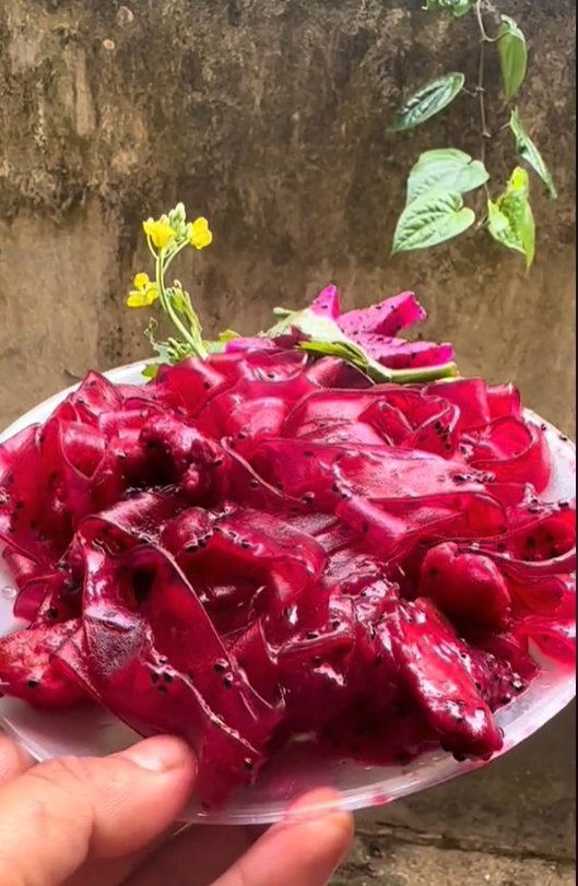 "Phú bà" miến dong Sùng Bầu vào bếp làm 1 món ăn, netizen sửng sốt 30 năm cuộc đời mới thấy thứ này- Ảnh 7. "Phú bà" miến dong Sùng Bầu vào bếp làm 1 món ăn, netizen sửng sốt 30 năm cuộc đời mới thấy thứ này- Ảnh 7.