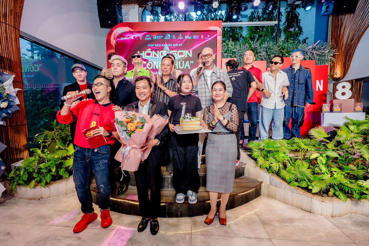 Bị hỏi về các cuộc tình, danh thủ Hồng Sơn: "Gia đình đang yên ổn, tự nhiên có quả lựu đạn văng vào" - Ảnh 4.