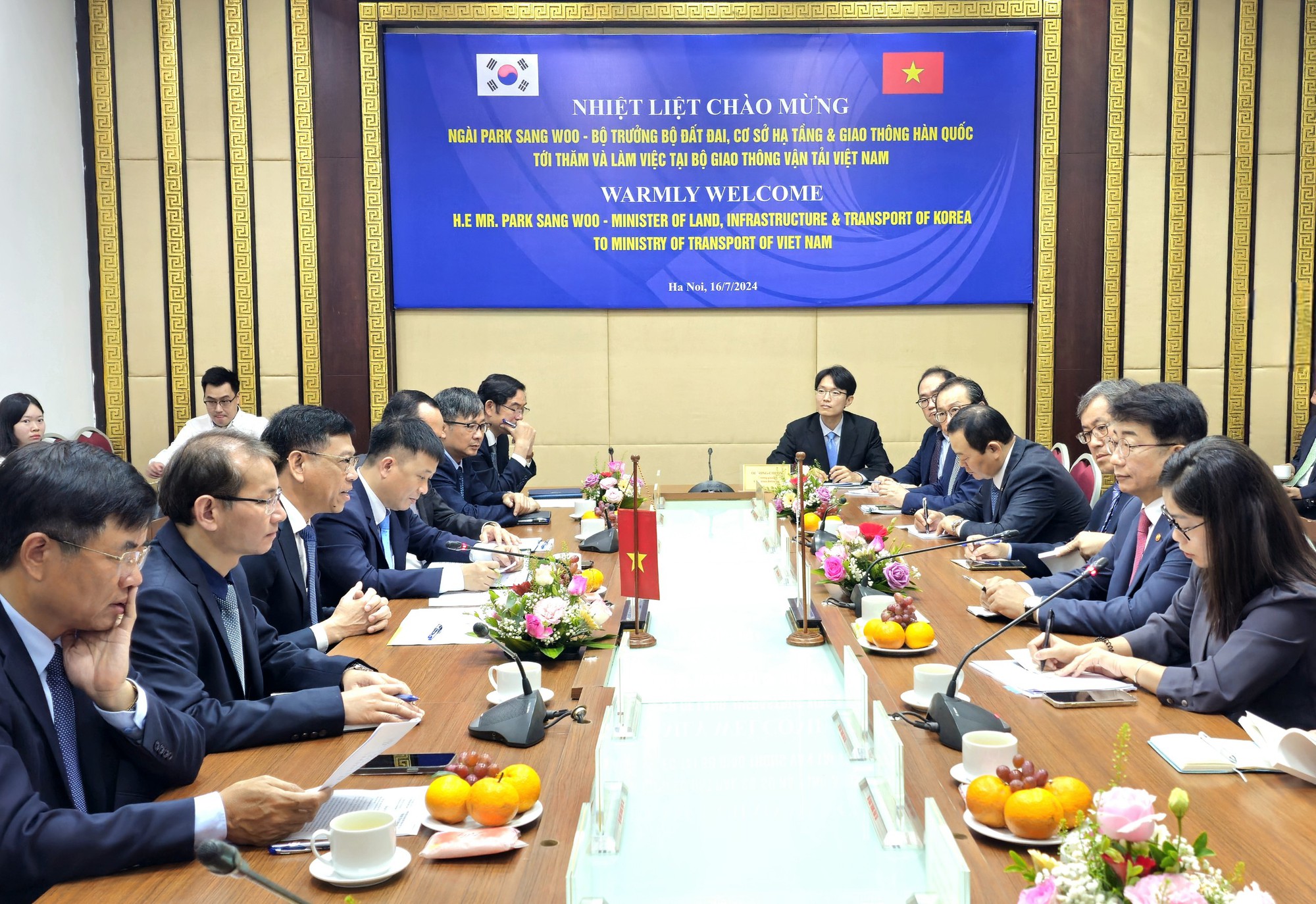 Gặp Tổng thống Hàn Quốc, Thủ tướng đưa ra đề nghị về đường sắt tốc độ cao - Ảnh 2. Gặp Tổng thống Hàn Quốc, Thủ tướng đưa ra đề nghị về đường sắt tốc độ cao - Ảnh 2.