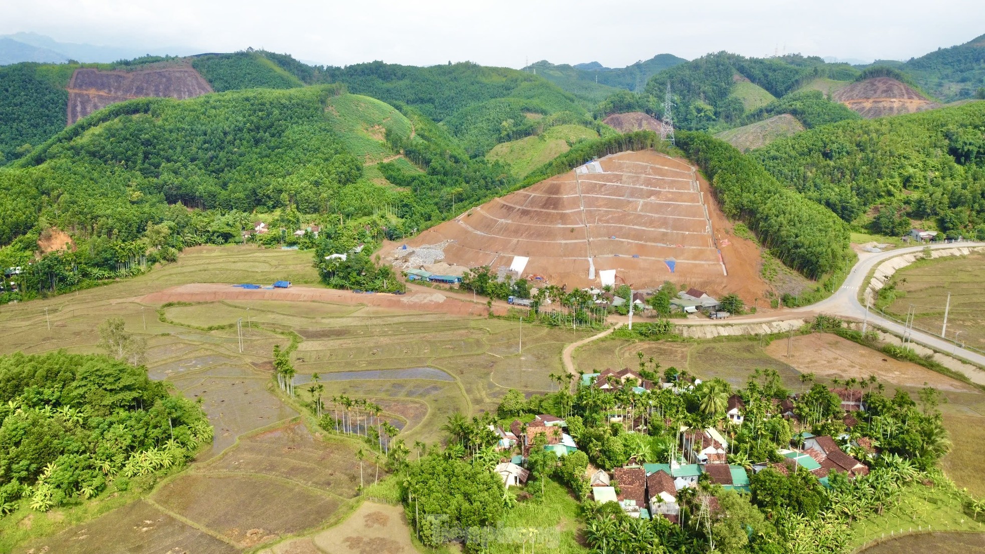 Chi 17 tỉ chống sạt lở Quảng Ngãi cho 5 hộ dân dưới chân núi Van Cà Vãi - Ảnh 1.