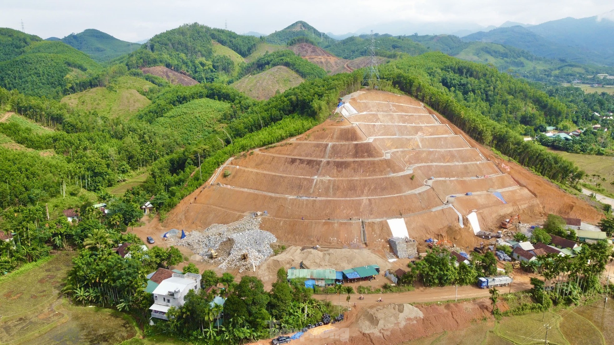 Chi 17 tỉ chống sạt lở Quảng Ngãi cho 5 hộ dân dưới chân núi Van Cà Vãi - Ảnh 3.