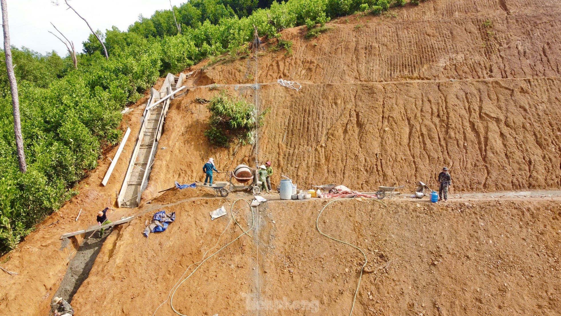 Chi 17 tỉ chống sạt lở Quảng Ngãi cho 5 hộ dân dưới chân núi Van Cà Vãi - Ảnh 9.