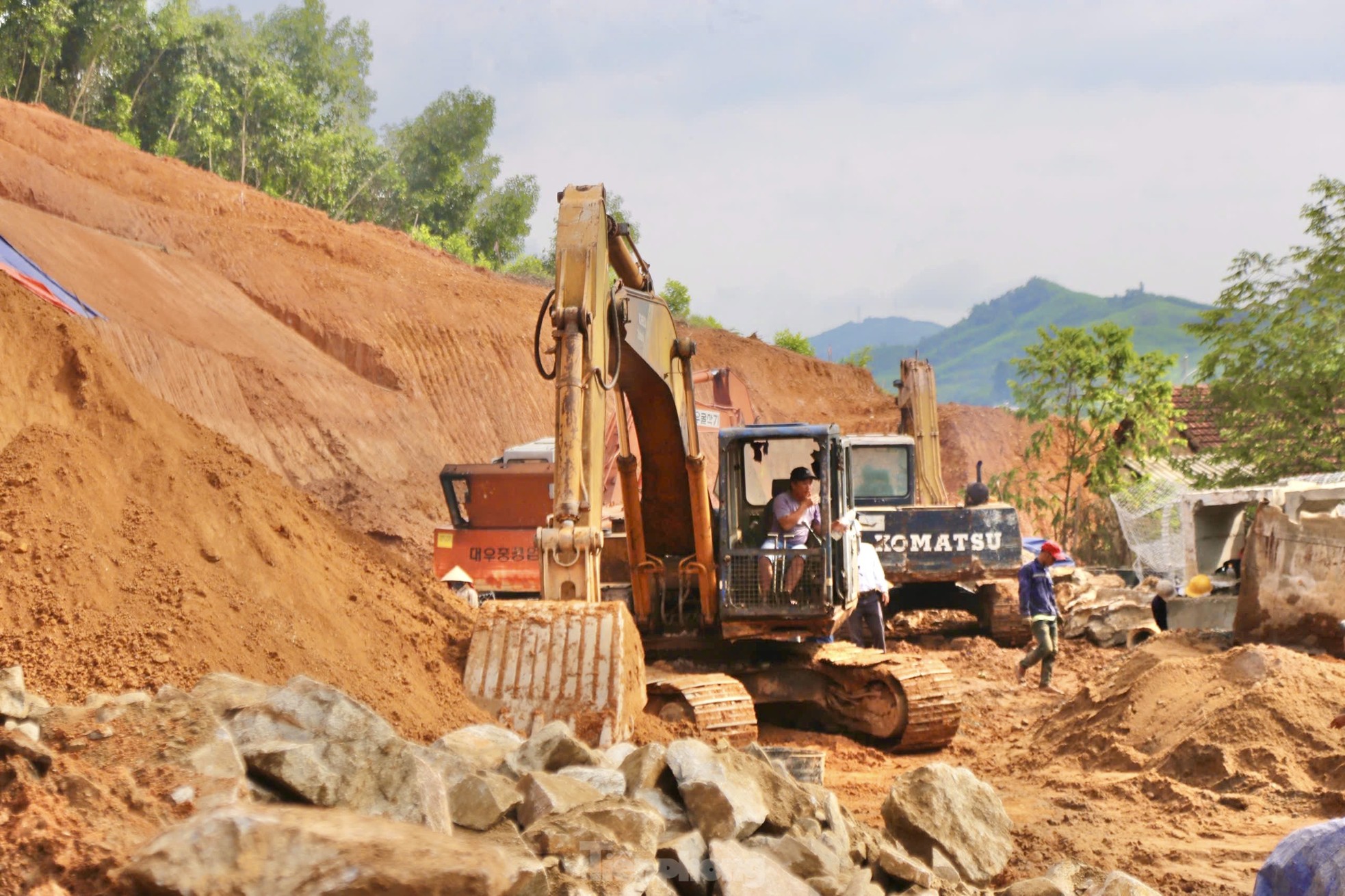 Chi 17 tỉ chống sạt lở Quảng Ngãi cho 5 hộ dân dưới chân núi Van Cà Vãi - Ảnh 13.