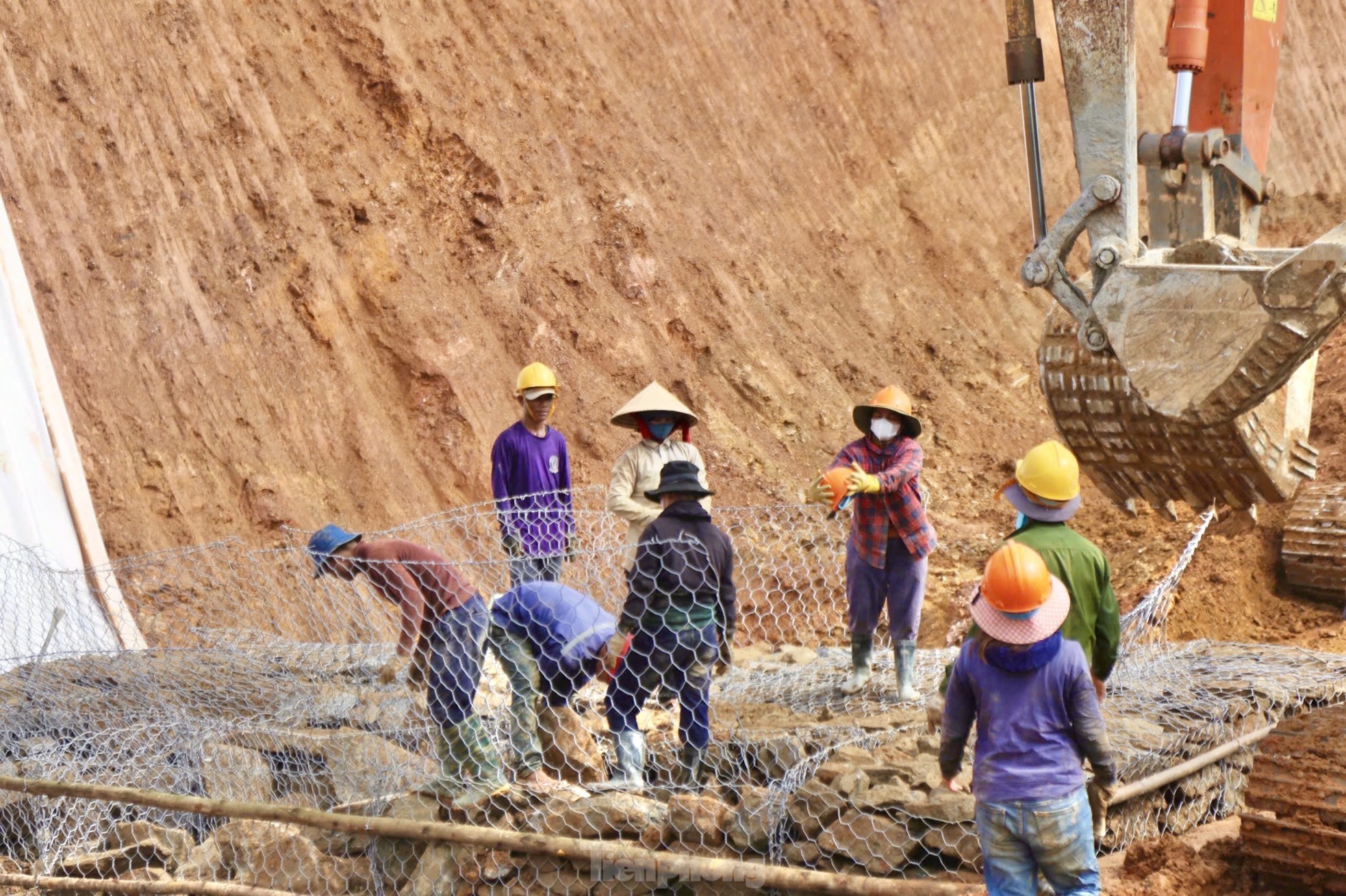 Chi 17 tỉ chống sạt lở Quảng Ngãi cho 5 hộ dân dưới chân núi Van Cà Vãi - Ảnh 11.