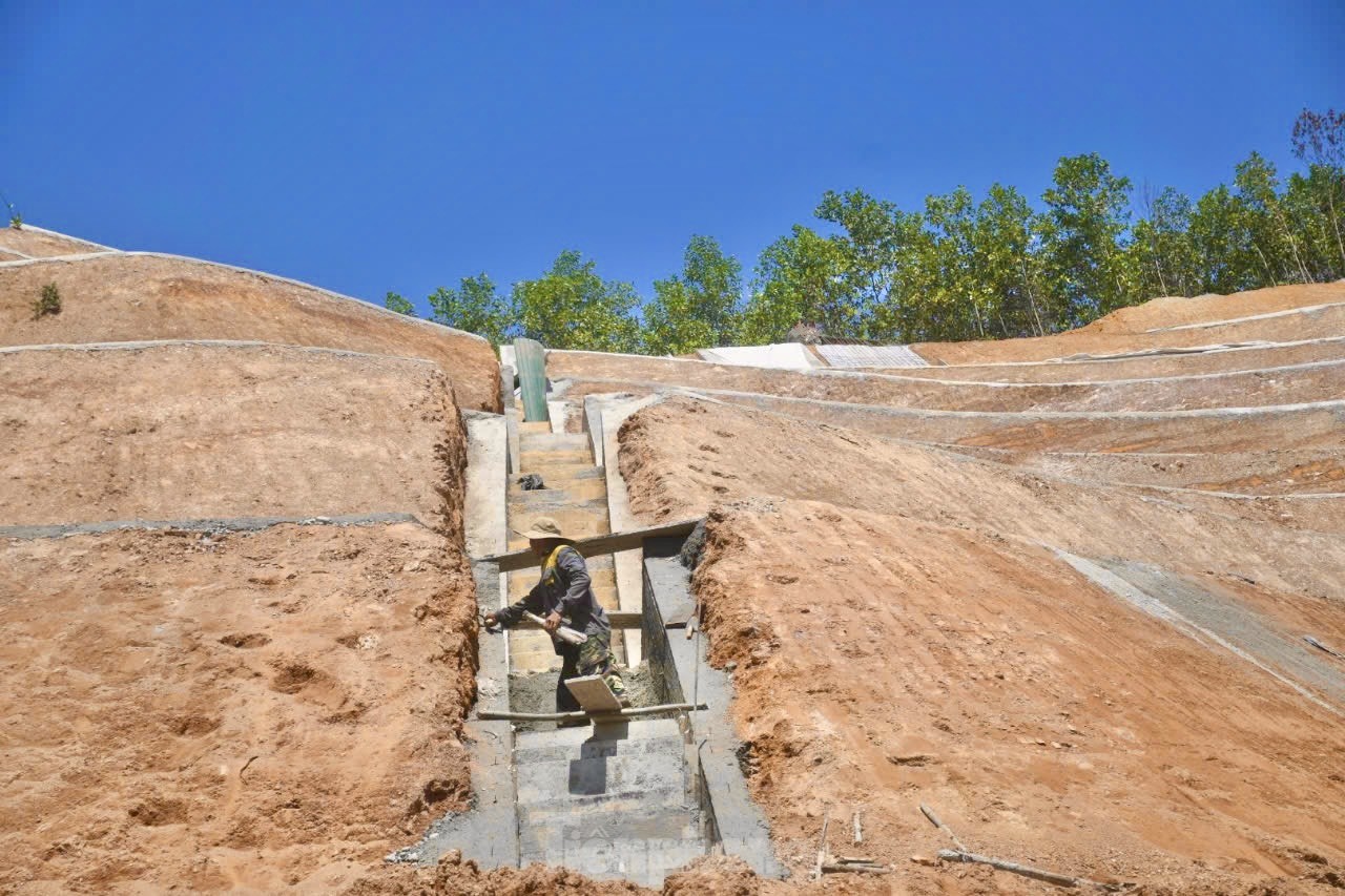 Chi 17 tỉ chống sạt lở Quảng Ngãi cho 5 hộ dân dưới chân núi Van Cà Vãi - Ảnh 10.